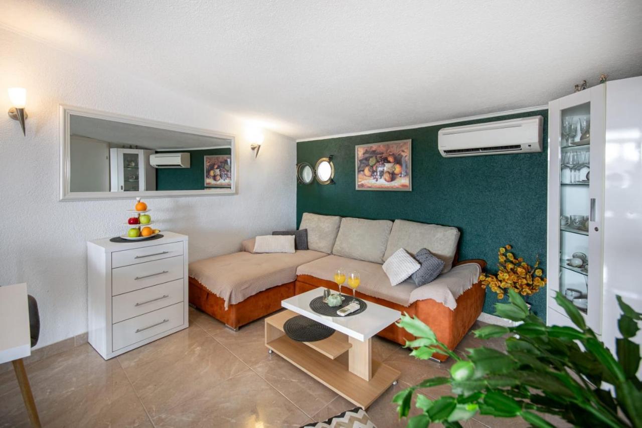 Holiday Home Nevera Макарска Екстериор снимка
