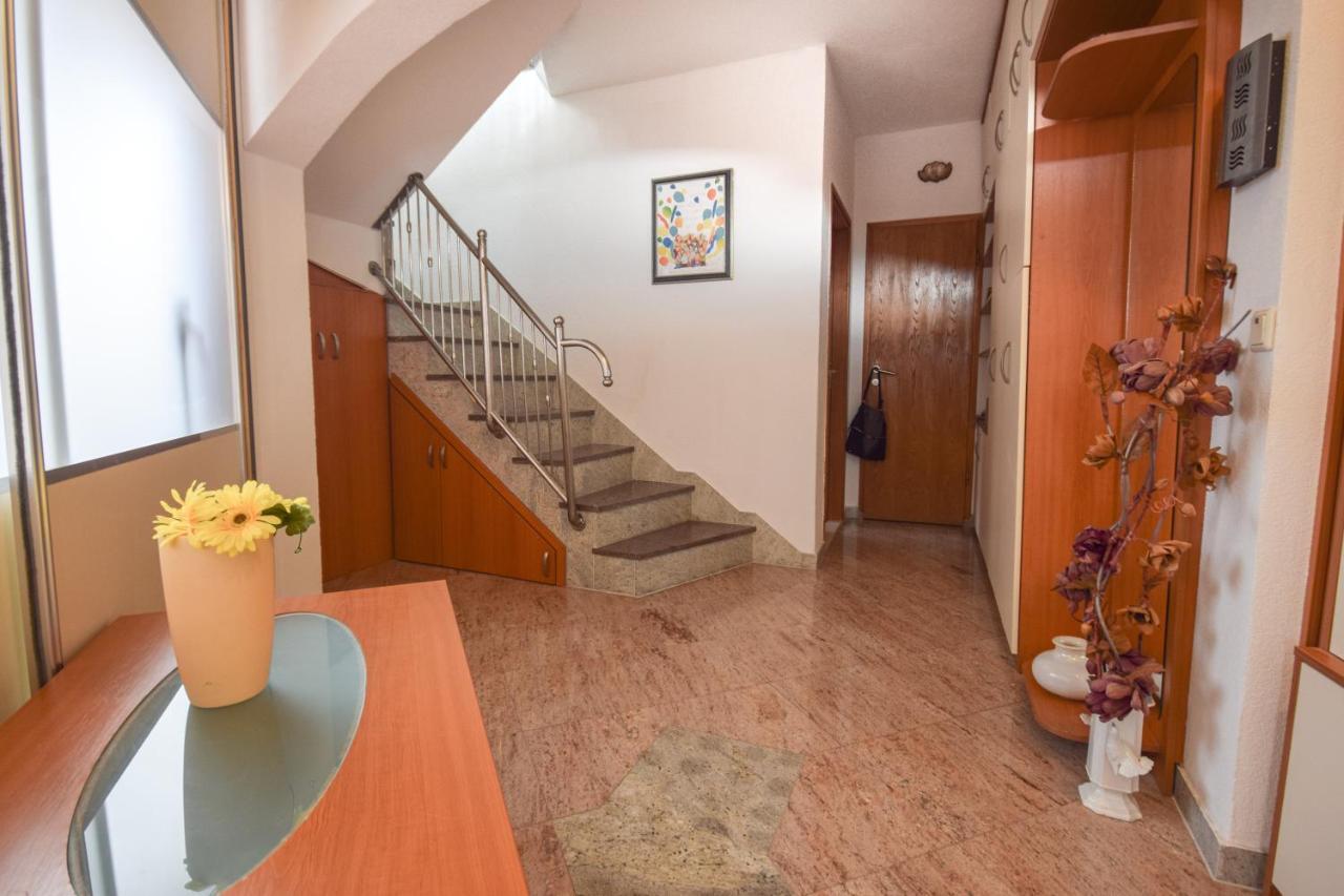 Holiday Home Nevera Макарска Екстериор снимка